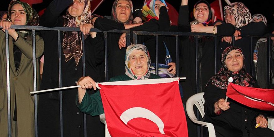 75'lik nineler "demokrasi nöbeti"nde