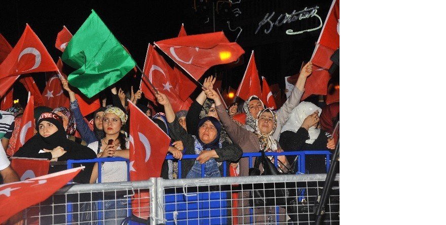 İzmir’de son demokrasi nöbeti de coşku içinde geçti