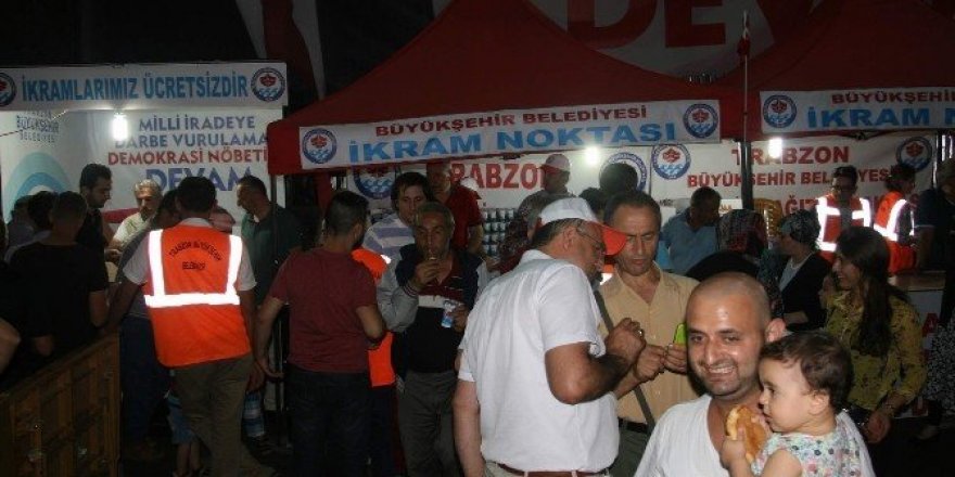 Trabzon’da son “demokrasi nöbeti”nde vatandaşlar alanı doldurdu