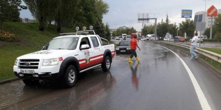 AKUT’tan selde mahsur kalan sürücülere yardım eli