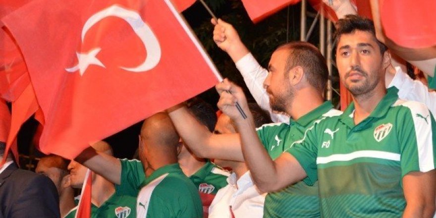 Bursasporlu futbolcular Demokrasi nöbetinde