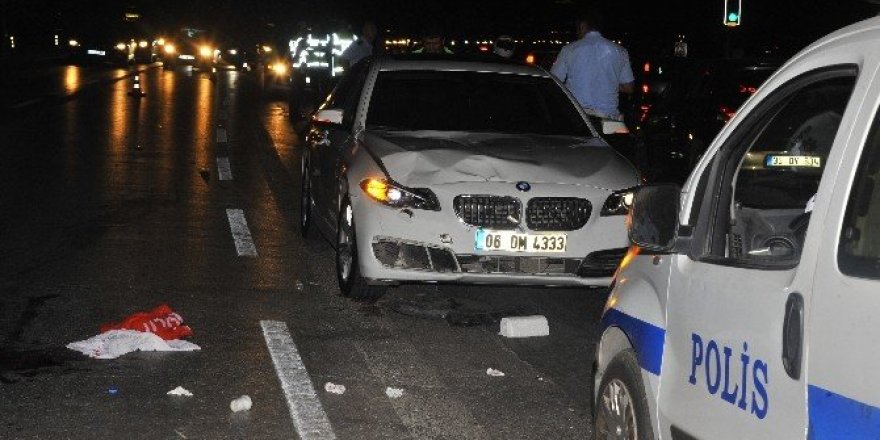 2 kişi otomobilin çarpmasıyla hayatını kaybetti