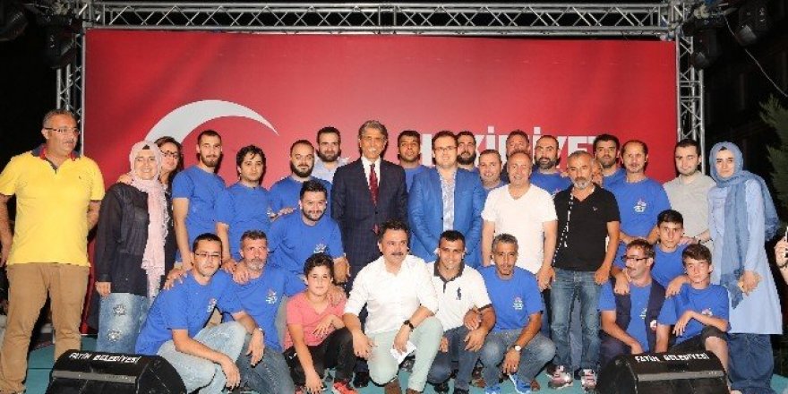 Vatan Caddesi’nde demokrasi nöbeti tutan vatandaşlara berat belgesi