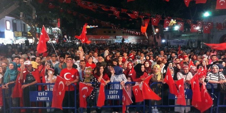 Eyüp’te Demokrasi Nöbeti tutan vatandaşlara berat belgesi takdim edildi