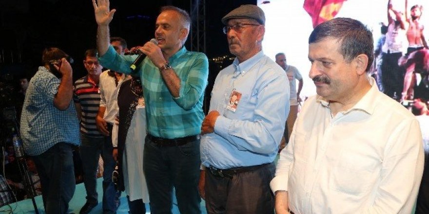 Şehit Ömer Halisdemir’in babası demokrasi nöbetine katıldı