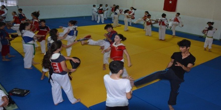 Bergama’da ordu gibi taekwondo takımı