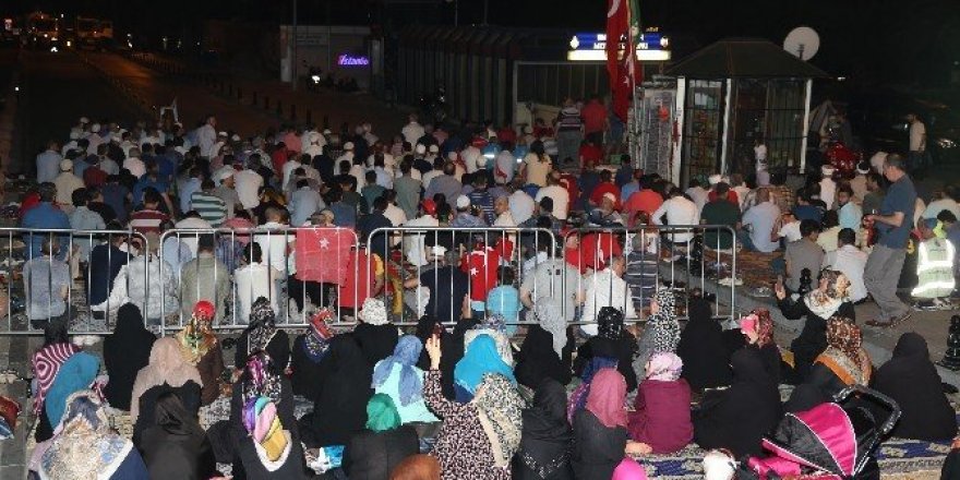 Demokrasi nöbetini sabah namazıyla sonlandırdılar