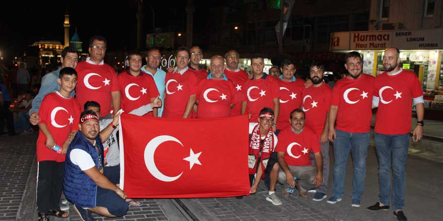 Konya Çiçekçiler Derneği'nden nöbete destek