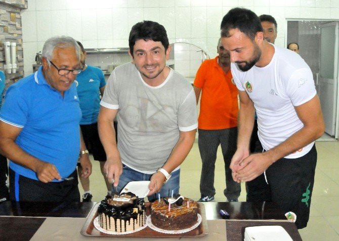 Alanyaspor’da Sportif Direktör Taner Savut’a doğum günü sürprizi