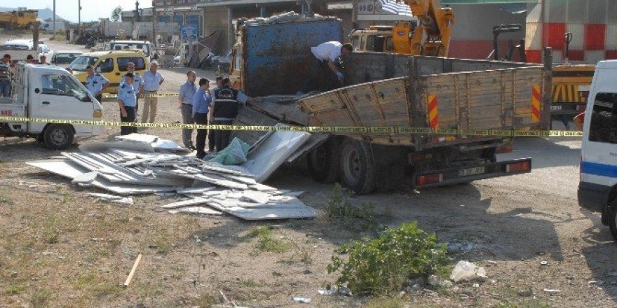 Mermer yüklü kamyonun altında kalan işçi hayatını kaybetti