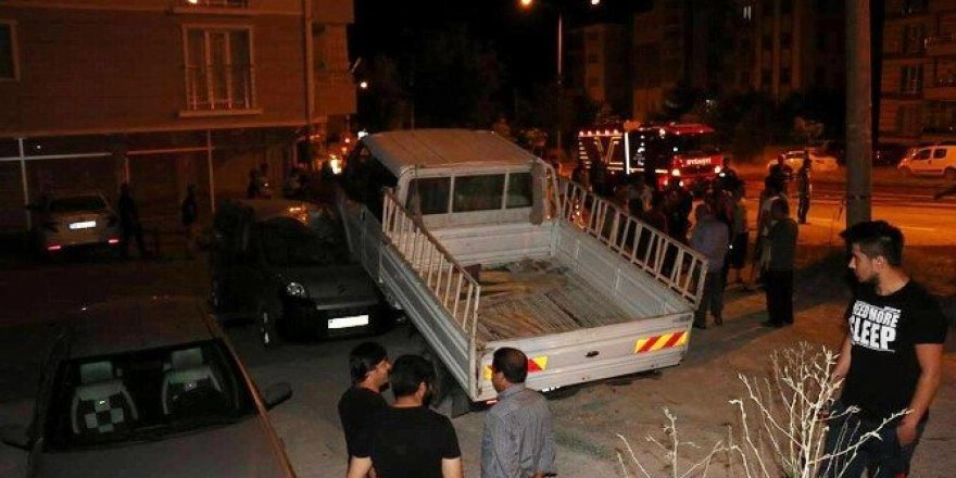 Otomobiliyle park halindeki araçların üzerine uçtu