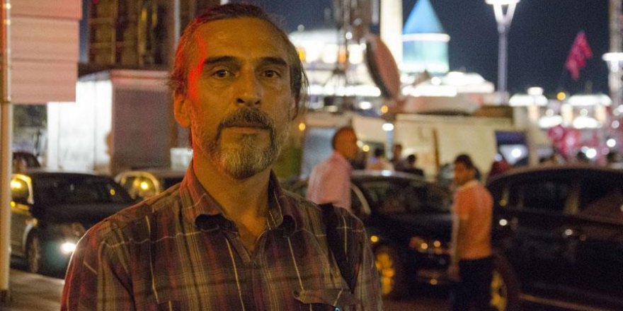 Darbeci askerler teslim olmak için Türk bayrağı sallamış