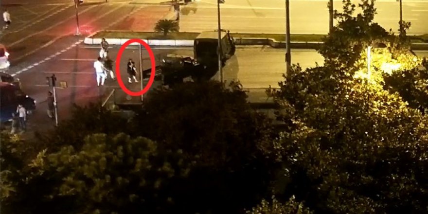 Kucağında çocuğuyla darbeci askerlere kafa tuttu