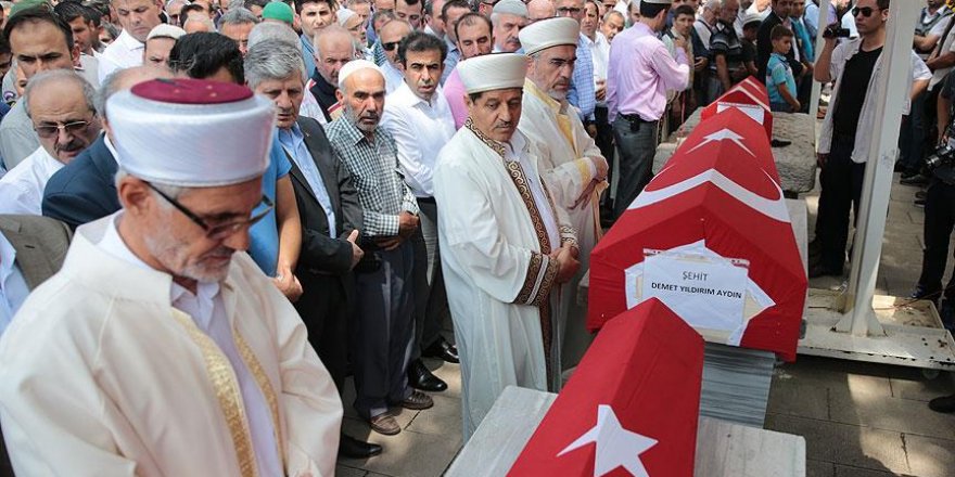 Şehit anne ve iki çocuğu son yolculuğuna uğurlandı