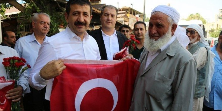 Belediye Başkanı esnafa bayrak ve karanfil dağıttı