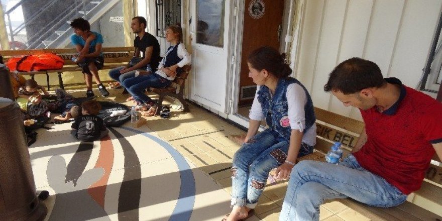 13 kişilik aile botla kaçarken yakalandı