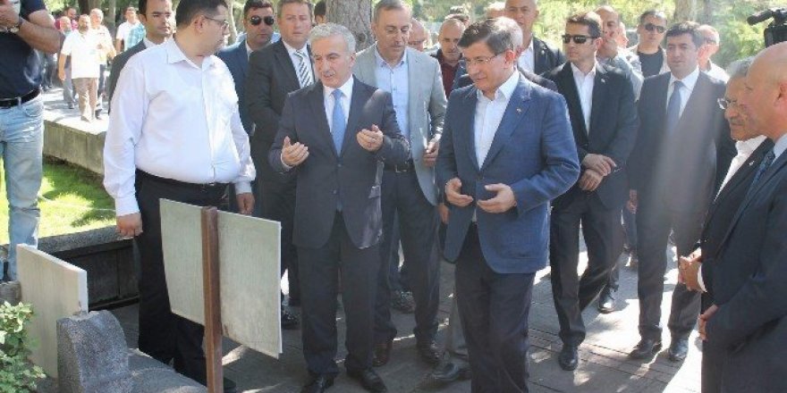 Davutoğlu, Sayyid Burhanedin Hz.’nin türbesini ziyaret etti
