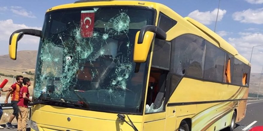 Galatasaray taraftarı Beşiktaşlılara saldırdı!