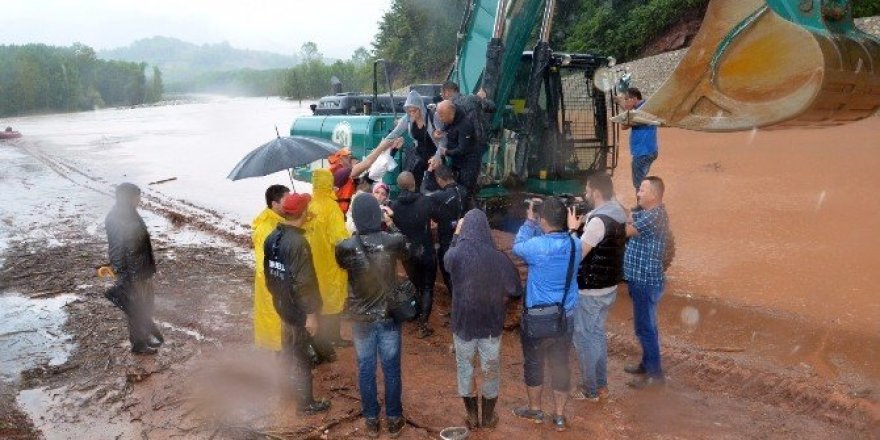 Bartın Valisi: “Mahsur kalan 47 yolcumuzu kurtardık”