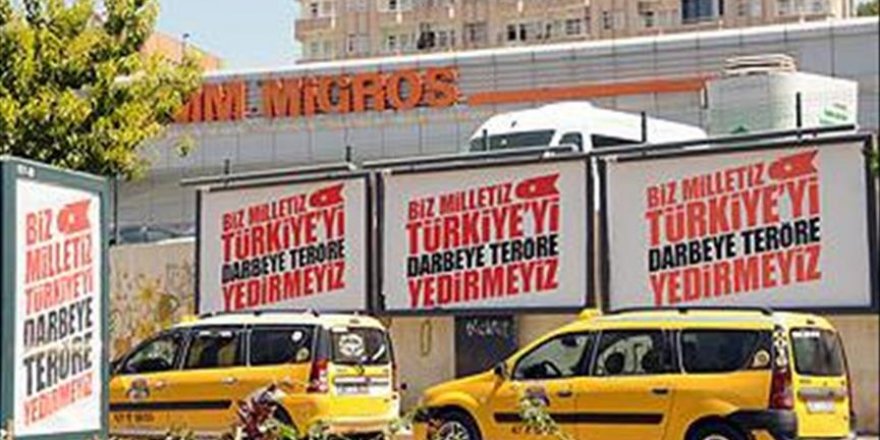 'Biz milletiz Türkiye'yi darbeye teröre yedirmeyiz' yazılı afiş