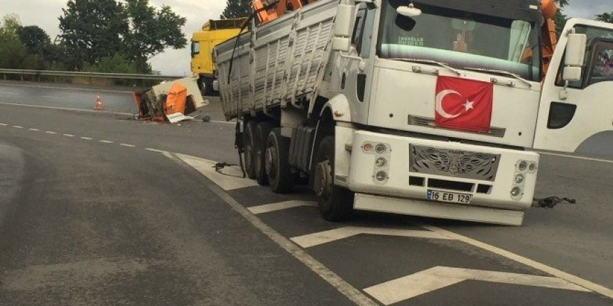 Kamyondan düşen pres makinesi feribot yolunu kapattı
