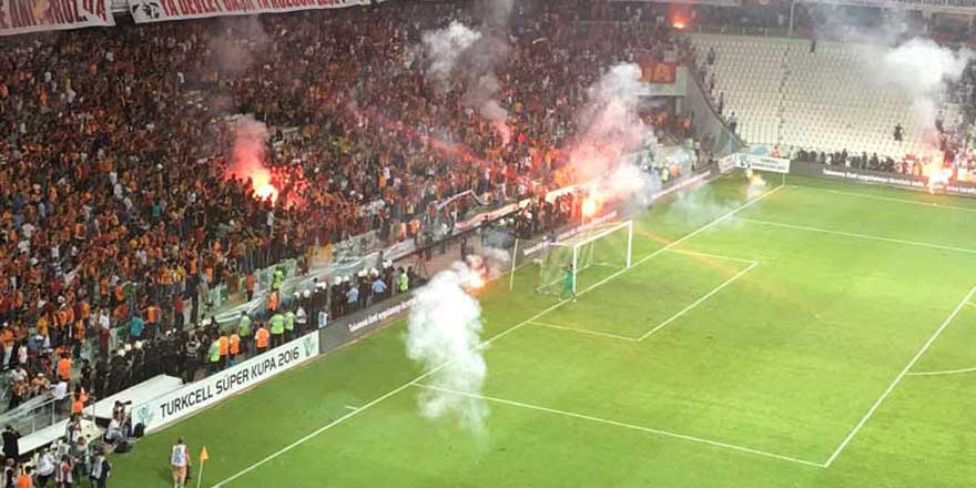 Galatasaray kalecisi Muslera kendi taraftarına sinirlendi!