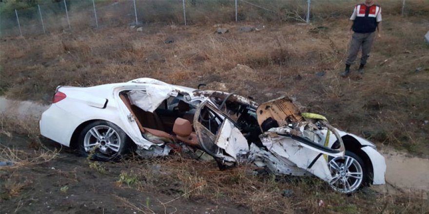Hurdaya dönen otomobilden sağ çıktılar