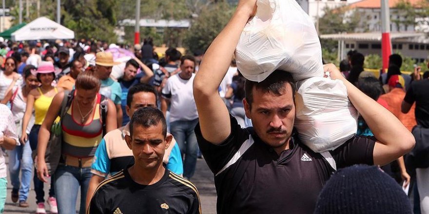 Venezuela-Kolombiya sınırı geçişlere açıldı