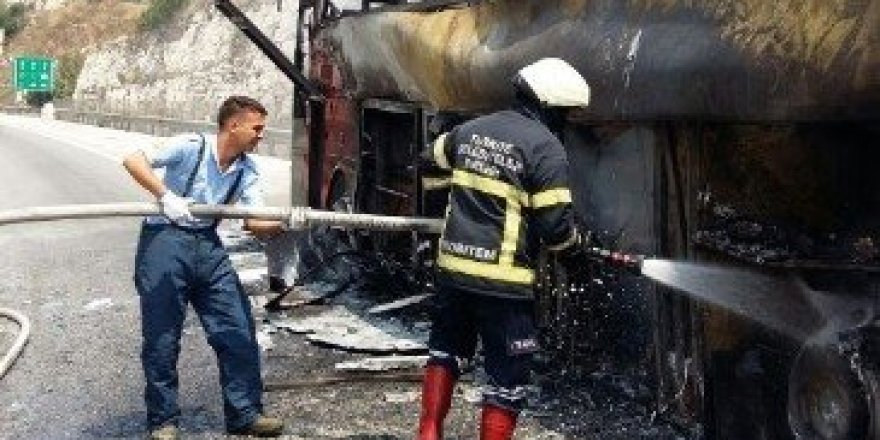 Yolcu otobüsü seyir halindeyken yandı