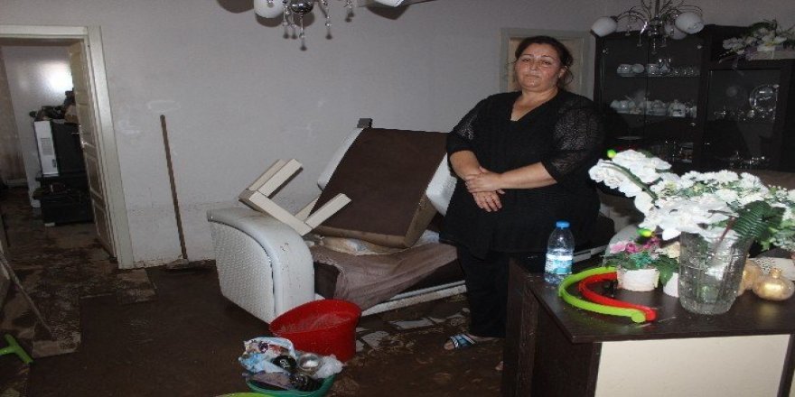 Sel felaketine evde yakalanan 4 kişi boğulmaktan son anda kurtuldu