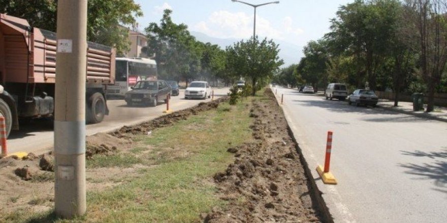 Milli Egemenlik Caddesinde refüjler yenileniyor
