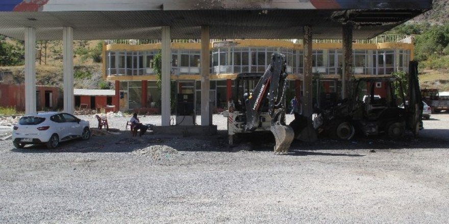 PKK’lılar iş makinelerini ateşe verdi