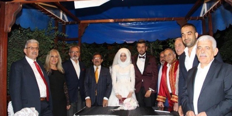 Eski Bakan Güllüce Erzurum’da nikah şahidi oldu