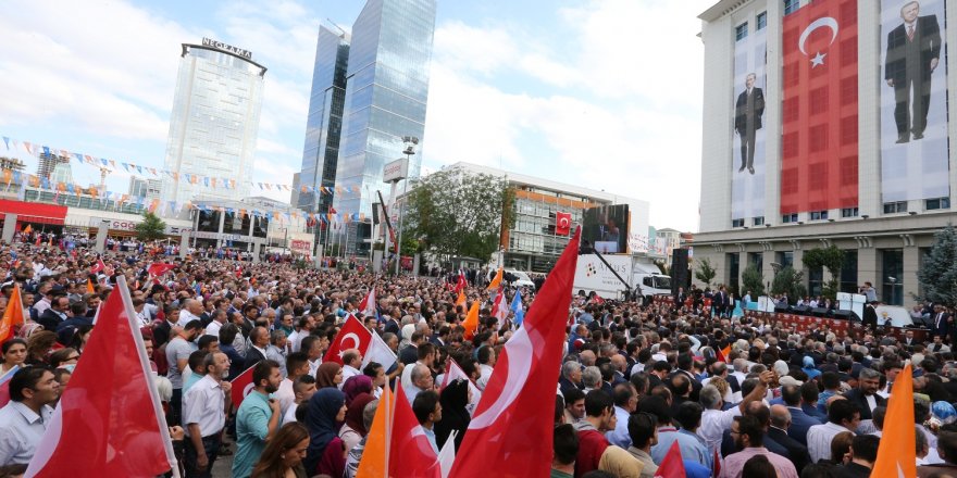 AK Parti Genel Merkezi önündeki törenlere yoğun katılım