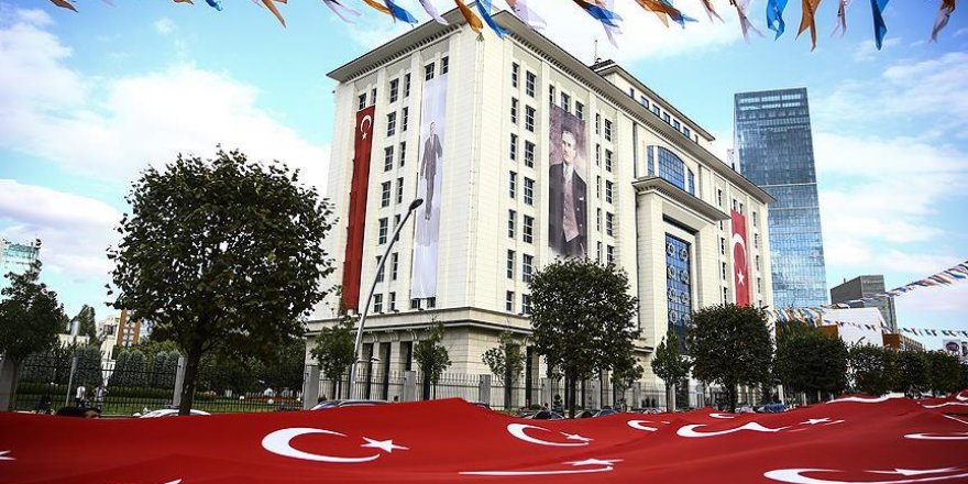 Vatandaşlar dev Türk bayrağıyla AK Parti Genel Merkezi'ne yürüdü