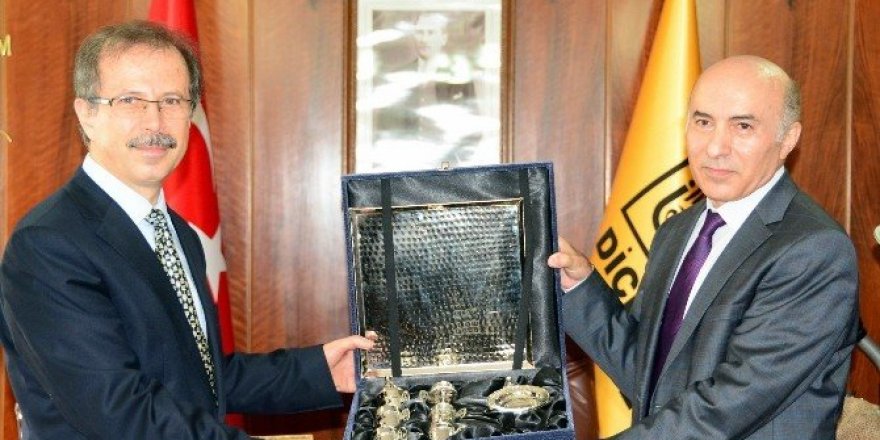 Dicle Üniversitesi’nin yeni rektörü görevi devraldı
