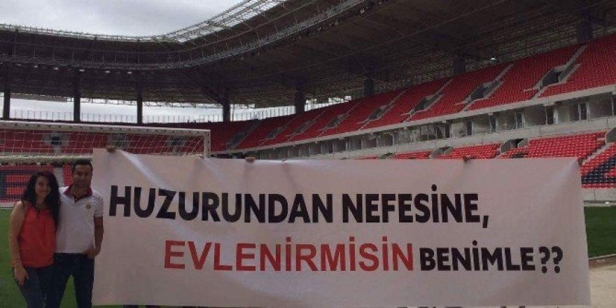 Eskişehirspor’un yeni stadyumunda ilk evlilik teklifi yapıldı