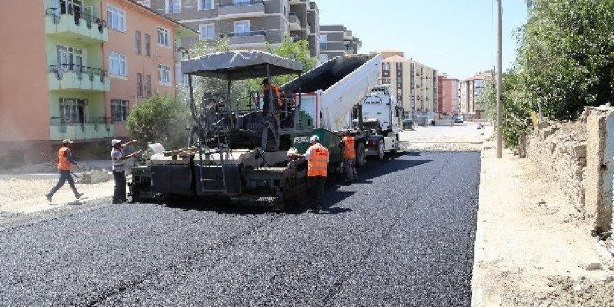 Ereğli Belediyesi sıcak asfalt serimine devam ediyor