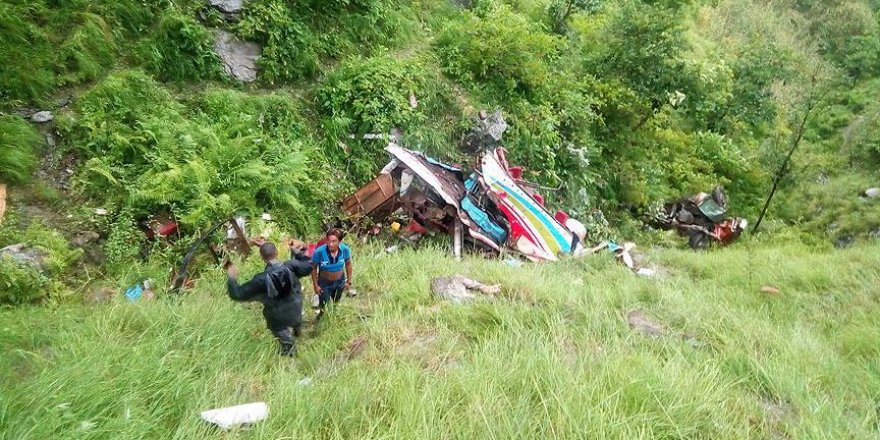 Nepal'de otobüs devrildi: 33 ölü