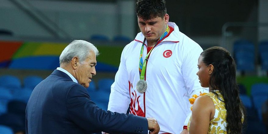 Türkiye'nin ikinci gümüş madalyası Rıza Kayaalp'ten