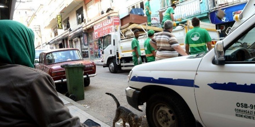 Evinin boşaltılmasını hüzünlü gözlerle izledi