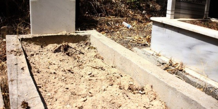 Tuvalette doğurduğu bebeğini, babasının mezarına gömdü