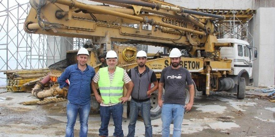 Devasa pompayı vinçle çatıya taşıdılar