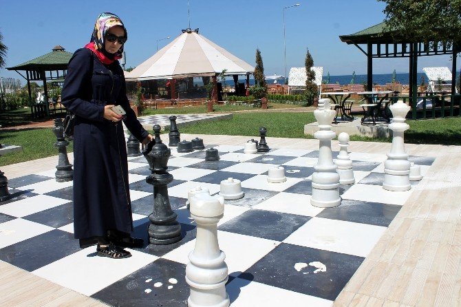 Türkiye’nin ilk açık hava satranç sahasının dev piyonları kırıldı