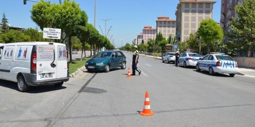 Manisa’da iki otomobil çarpıştı: 1 yaralı