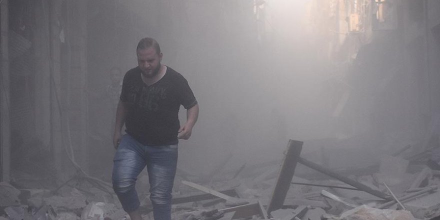Suriye ve Rus uçakları Halep ve Deyr ez-Zur'ayı bombaladı: 54 ölü