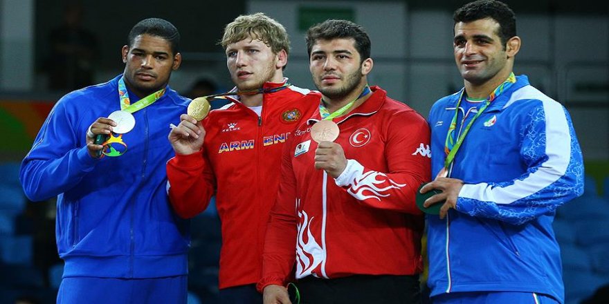 Güreşte iki kategoride madalyalar sahibini buldu