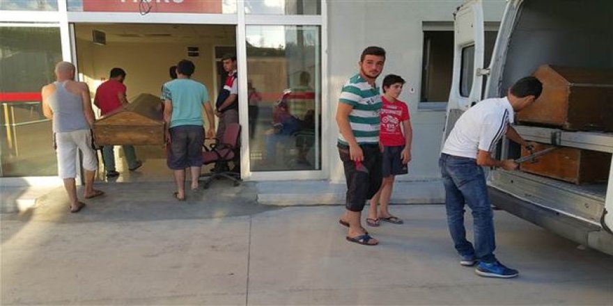 Öğrencilerini kurtarmak isterken...