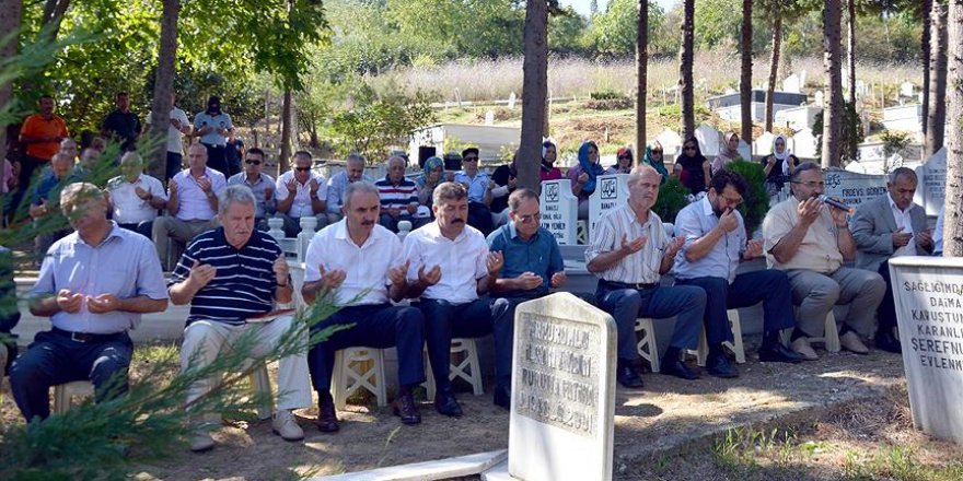 Marmara Depremi'nin 17. yılında yakınlarının mezarlarını ziyaret ettiler