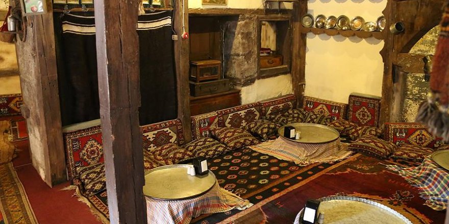Restoranında 40 bin antika eşya sergiliyor